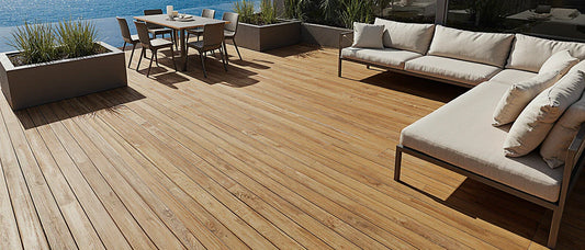 Terraza o jardín con piso de madera teca tipo deck y muebles de exterior. Espacio moderno, amplio y elegante ideal para relajarse al aire libre