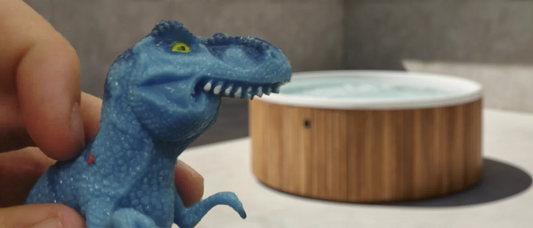 Imagen con texto humorístico sobre la palabra jacuzzi y sus variantes mal escritas, con fondo de jacuzzi exterior real.