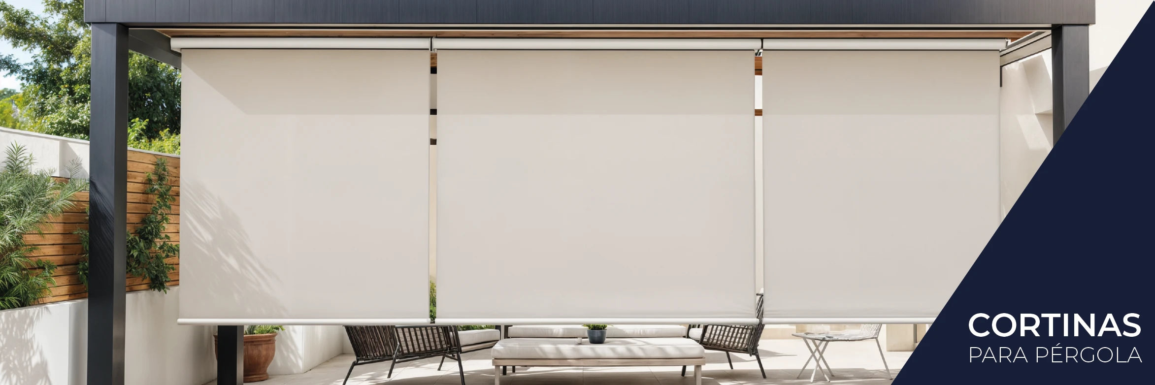 Pérgola exterior con toldo vertical para sombra y privacidad en terraza moderna