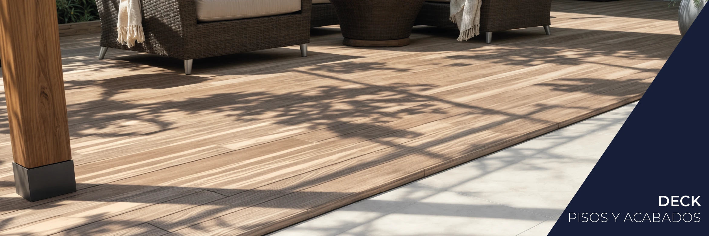 Deck de madera o porcelánico como base de una pérgola moderna en jardín