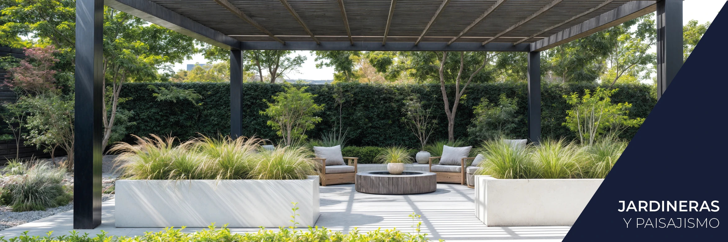 Jardineras integradas en pérgola exterior con diseño de paisajismo moderno