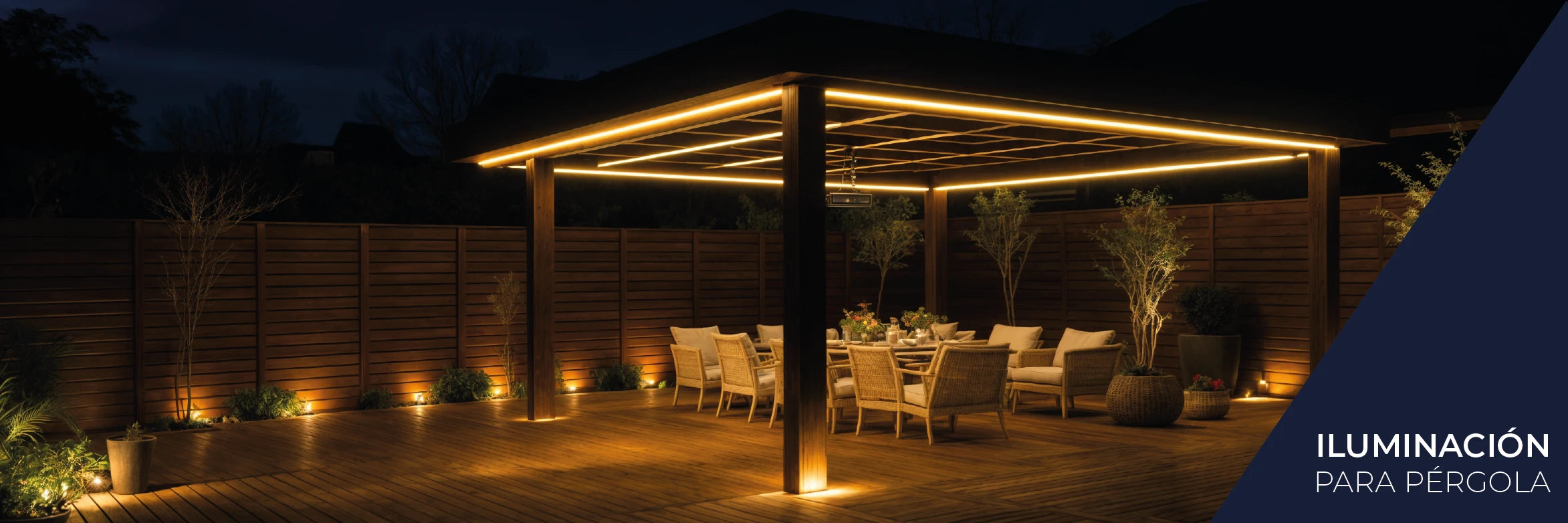 Pérgola iluminada de noche con luz cálida LED para cenas al aire libre