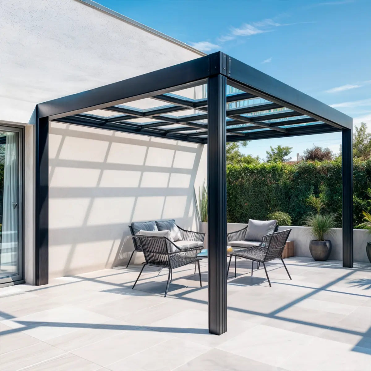 Pérgola moderna con estructura de acero negro y techo de cristal templado, instalada en terraza minimalista en CDMX