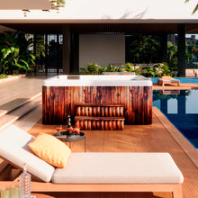 jacuzzi spa JUMBO junto a piscina residencial, ideal para relajación en familia o entretenimiento al aire libre