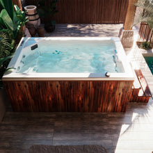 spa OASIS en patio residencial moderno, jacuzzi exterior para 5 personas con escalón frontal y faldón de madera