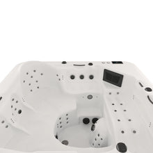 detalle de jets de masaje del spa VELAS, combinación de jets direccionales y mini jets lumbares para terapia de relajación y masaje corporal completo