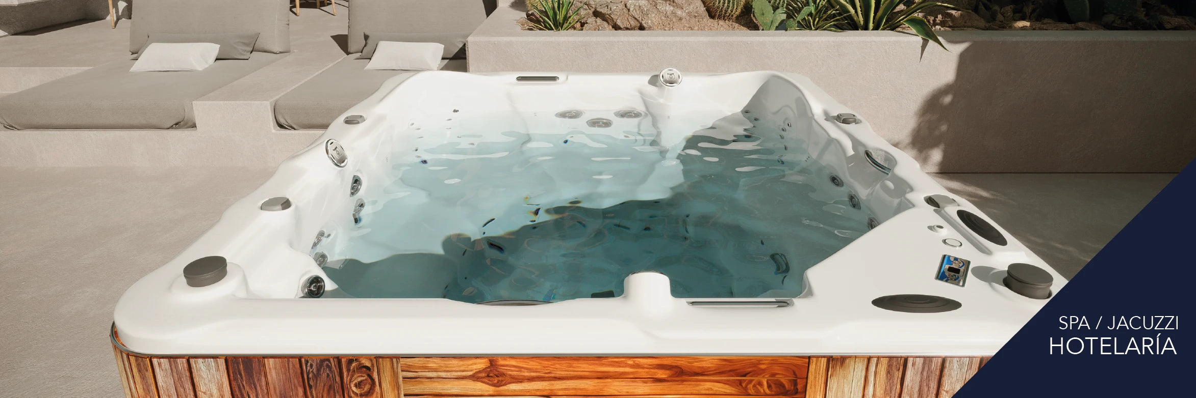 Spa jacuzzi exterior instalado en hotel de lujo con hidromasaje, ideal para proyectos de hospitalidad de alto nivel