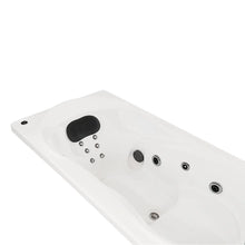 Detalle tina empotrada con acabado Sensacryl exclusivo de la tina Lola TotalSpa™, con refuerzo en fibra de vidrio y estructura térmica de poliuretano