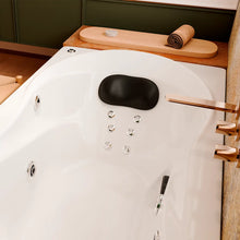 Render fotorrealista de la tina Lola TotalSpa™ instalada en interior empotrada en baño contemporáneo, con iluminación cálida y estilo elegante.