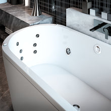Tina blanca modelo 90-01 colocada en baño residencial con grifería moderna