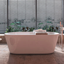 Tina 90-02 en baño minimalista con decoración natural y estilo contemporáneo