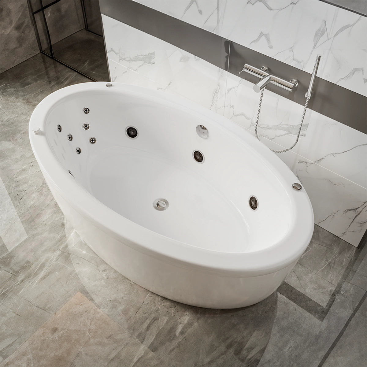 Modelo Dreams en baño de lujo, junto a un mueble flotante y grifería free standing
