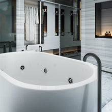 Tina F-014 colocada en baño residencial tipo spa con diseño sobrio y relajante