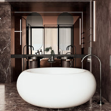 Tina circular M-01 en baño moderno con acabados oscuros y grifería externa