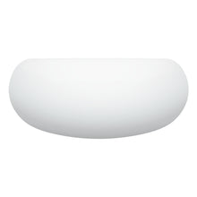Vista lateral de la tina M-01 con forma redondeada y faldón blanco liso