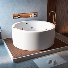 Jacuzzi redondo Nova 9000 en entorno de baño cálido con grifería tipo cascada